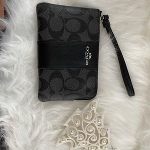 Large Corner Zip Wristlet In Signature Canvas